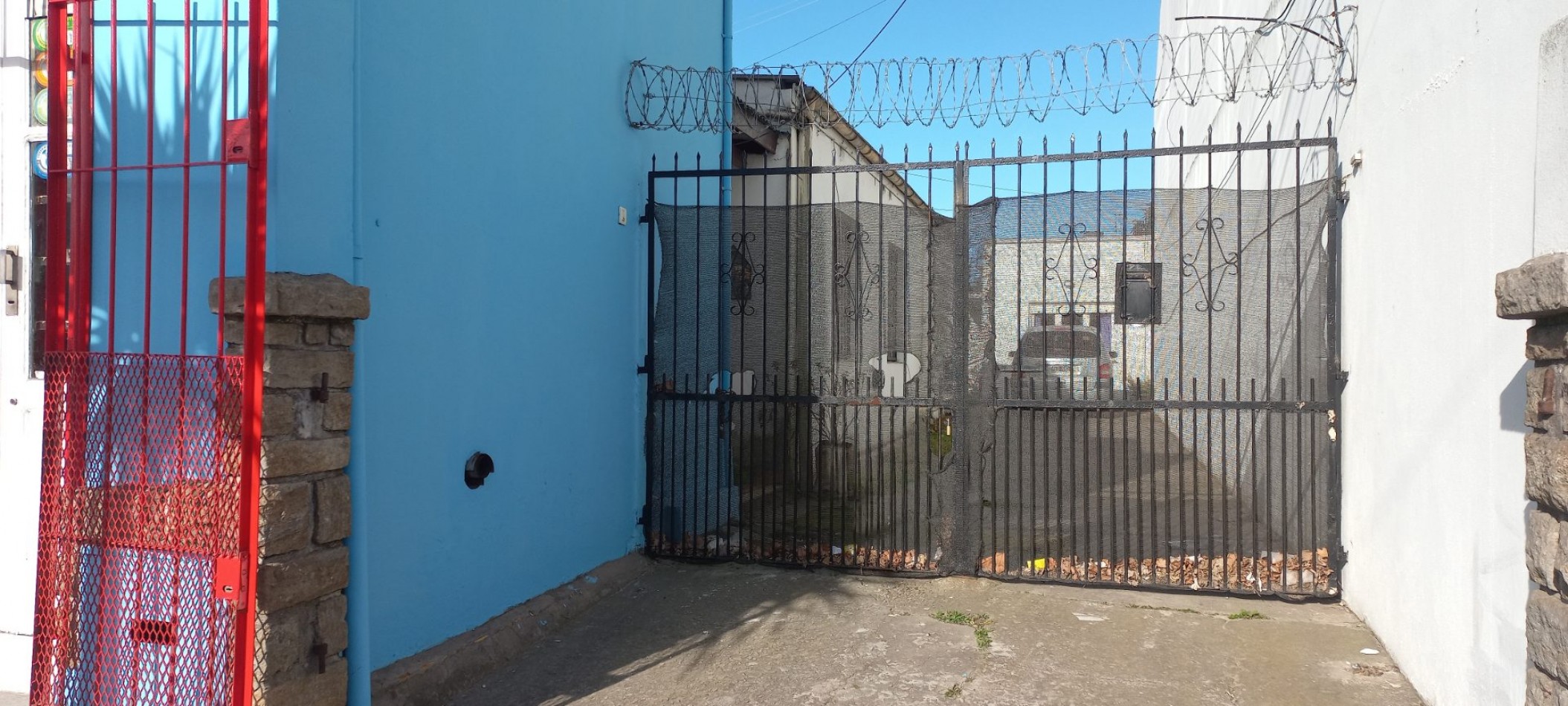LOCAL Y 2 DPTOS TERRENO LIBRE
